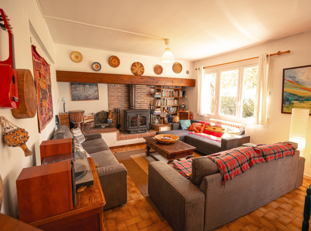 Cozy family room where you can sing, play music, and just hang out